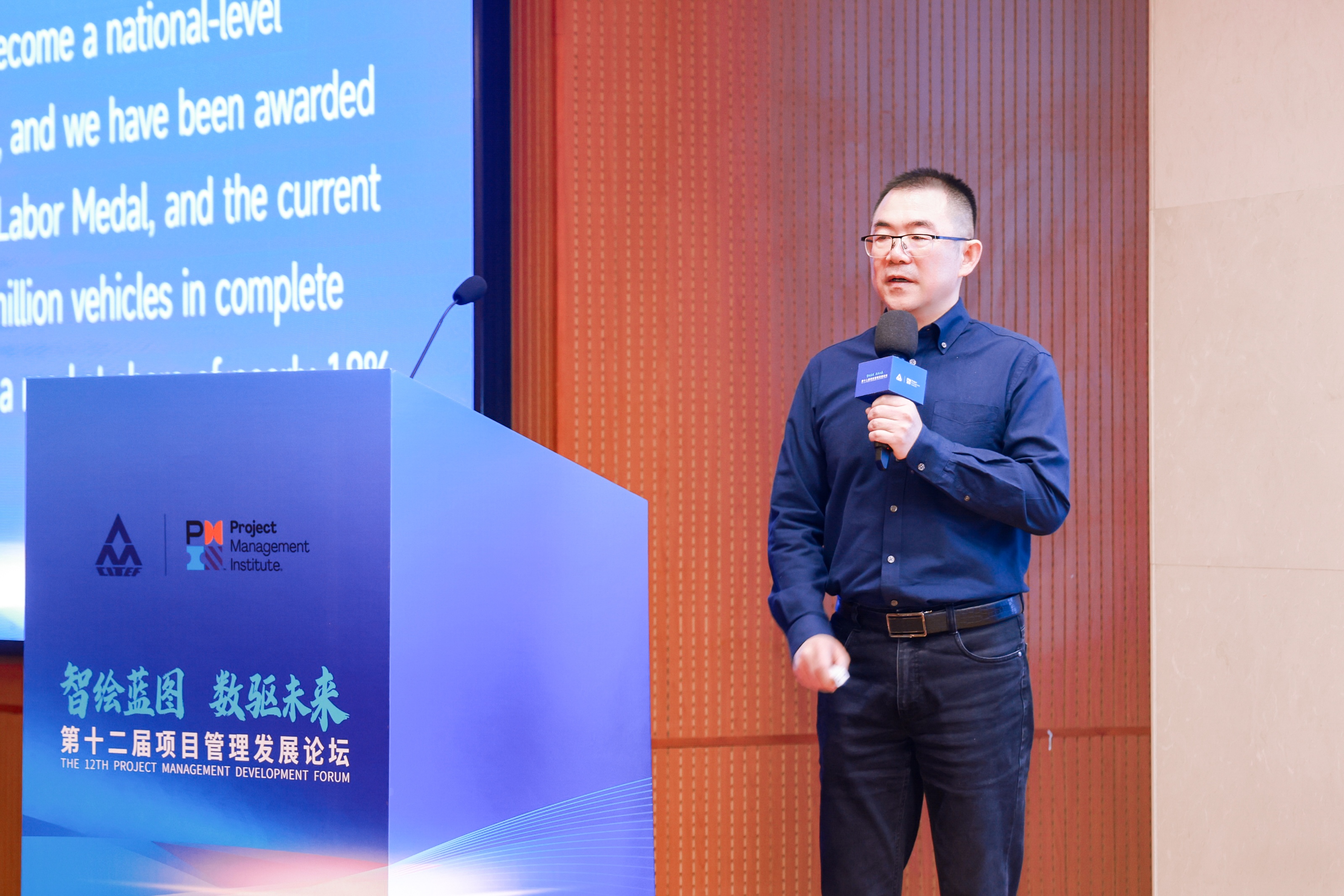 8邓刚先生作主旨演讲.jpg 8邓刚先生作主旨演讲.jpg